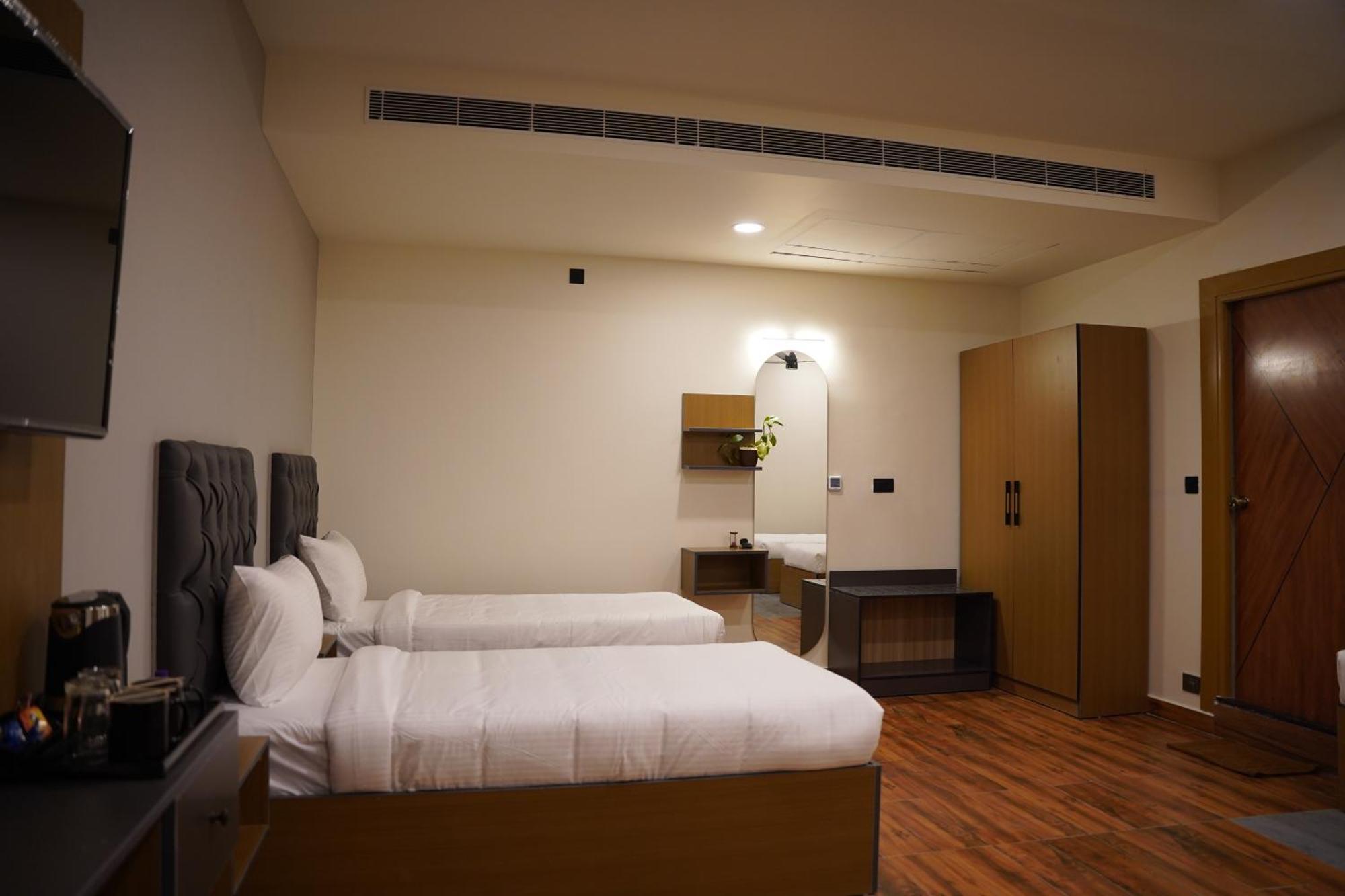 The Continental Inn & Suites Mysore Exterior photo