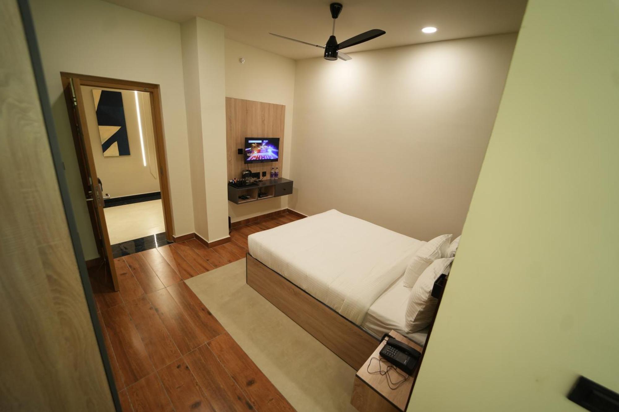 The Continental Inn & Suites Mysore Exterior photo
