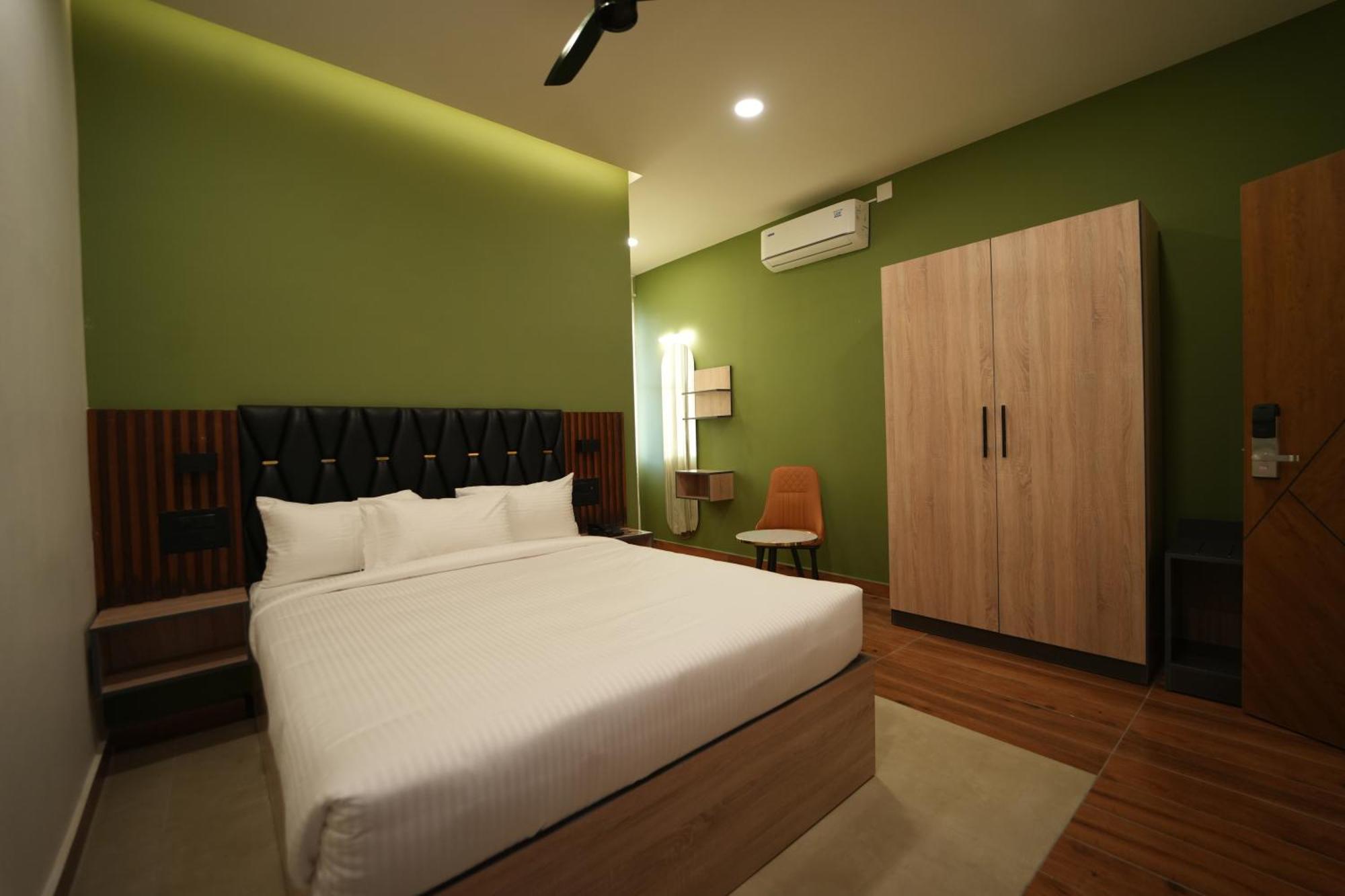 The Continental Inn & Suites Mysore Exterior photo